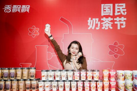 香飘飘国民奶茶节见证吉尼斯纪录  高标准透明工厂C位出道